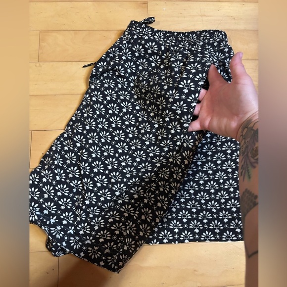 Torrid Pull-on Drawstring Shorts Women’s Size 2X Set of Two Black and White - Picture 6 of 6